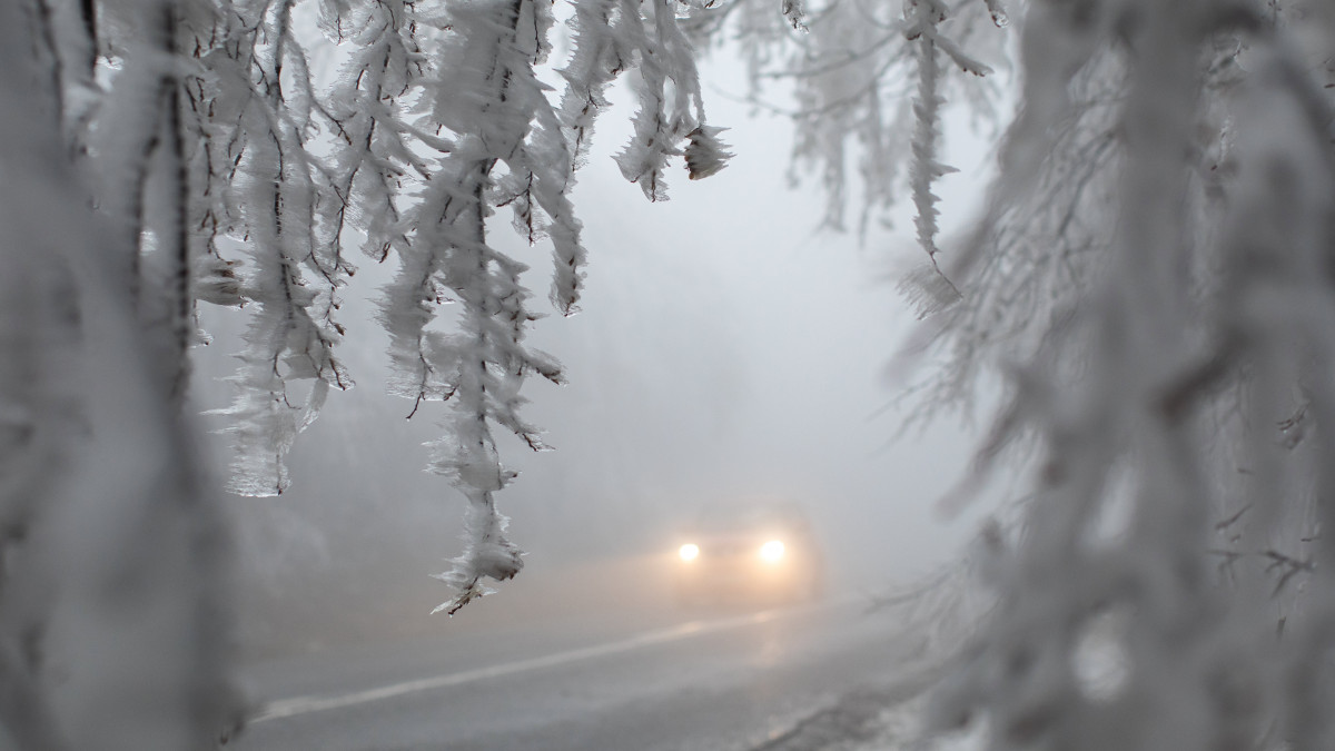 Jéggel borított fák között halad egy autó Dobogókőn 2020. december 22-én.