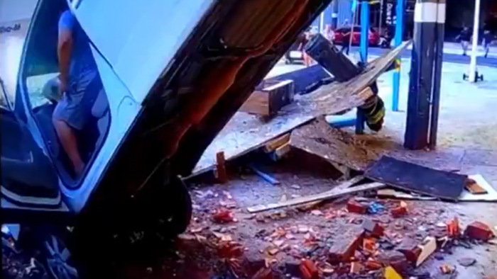 Babakocsis nők mellé zuhant egy autó a parkolóházból, hajszálon múlott az életük – videó