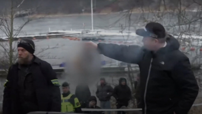 Koránt égettek a Törökország elleni tüntetésen Stockholmban – videó