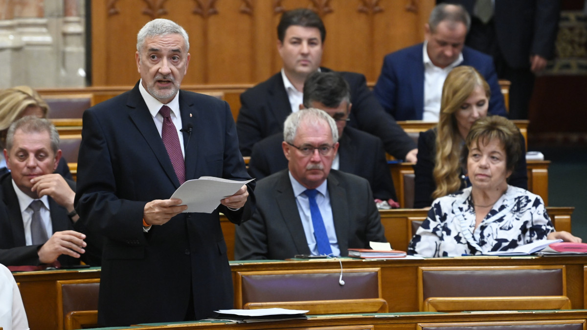 Halász János, a Fidesz frakcióvezető-helyettese napirend előtt szólal fel az Országgyűlés rendkívüli plenáris ülésén 2022. július 4-én.