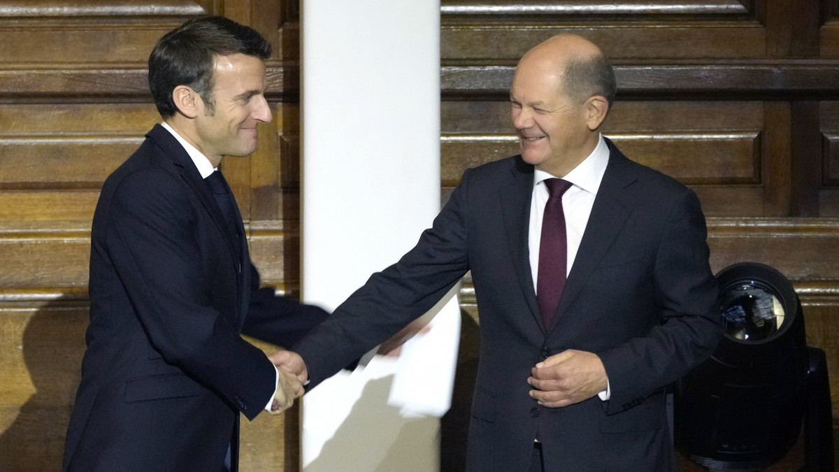 Olaf Scholz német kancellár (j) és Emmanuel Macron francia államfő kezet fog a Franciaország és Németország közötti megbékélési szerződés hatvanadik évfordulója alkalmából a két ország kormányának és képviselőinek részvételével a párizsi Sorbonne egyetemen rendezett ünnepségen 2023. január 22-én.