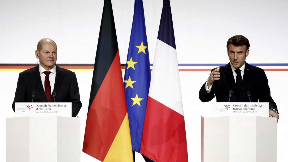 Olaf Scholz német kancellár (b) és Emmanuel Macron francia elnök sajtótájékoztatót tart a Franciaország és Németország közötti megbékélési szerződés hatvanadik évfordulója alkalmából rendezett ünnepséget követően a párizsi Elísée-palotában 2023. január 22-én.