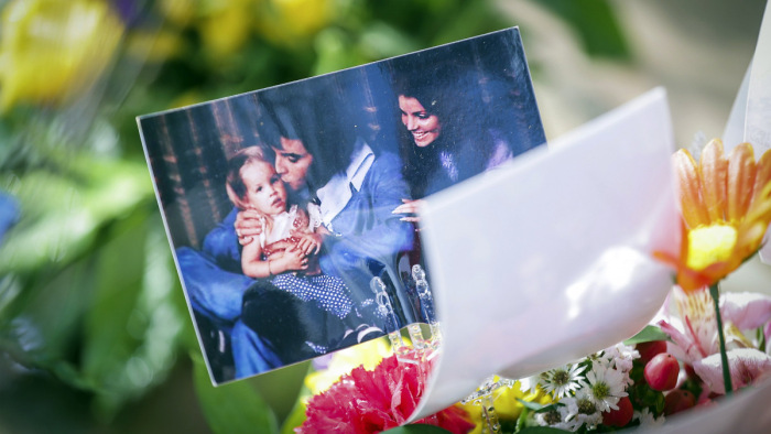 Axl Rose és Alanis Morisette is énekelt Lisa Marie Presley temetésén - videó, képek