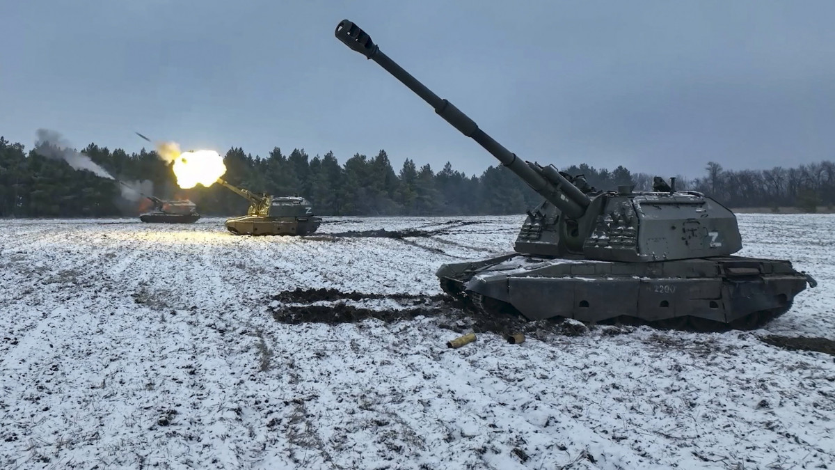 Az orosz védelmi minisztérium által videófelvételről készített és 2023. január 13-án közreadott képen orosz tüzérek 152,4 mm-es Mszta-B önjáró lövegekkel tüzelnek a kelet-ukrajnai Donyecki területen. Az orosz védelmi minisztérium szerint az orosz erők elfoglalták a Donyecki területen fekvő Szoledar városát.