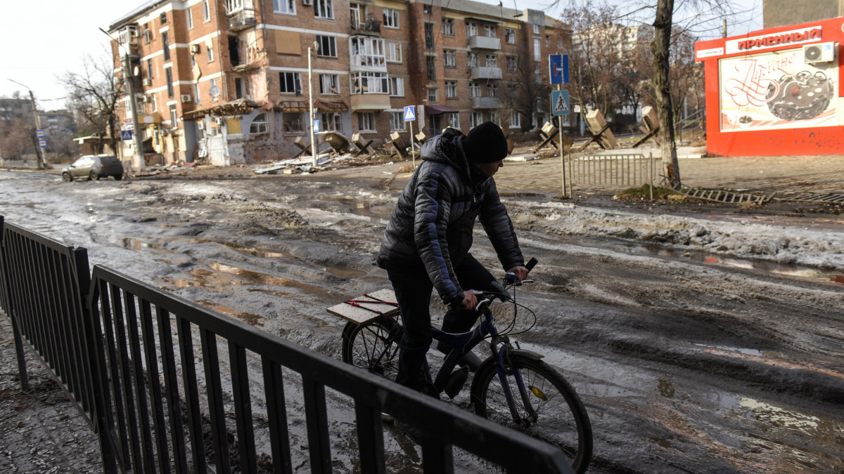 Magányos kerékpáros Bahmutban 2023. január 20-án. Az orosz erők ostroma miatt az ukrán hatóságok a kelet-ukrajnai Donyecki területen fekvő város kiürítésére szólították fel a lakosságot, ennek ellenére mintegy nyolcezren az otthonmaradást választották. A városban megszűnt a villany-, a gáz-, a vízszolgáltatás és a távfűtés.