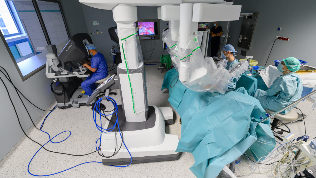 Műtétet végeznek a DaVinci Xi nevet viselő sebészeti robottal a Pécsi Tudományegyetem Janus Pannonius Klinikai Tömbjében 2022. november 15-én. A helyreállítási és ellenállóképességi program (RRF) 3,8 milliárd forintos keretének részeként beszerzett első vidéki robotsebészeti eszközt 2022. szeptember 28-án adták át, amellyel nőgyógyászati, sebészeti, urológiai, fül-orr-gégészeti és fej-nyaksebészeti, valamint szívsebészeti beavatkozásokat fognak végezni.