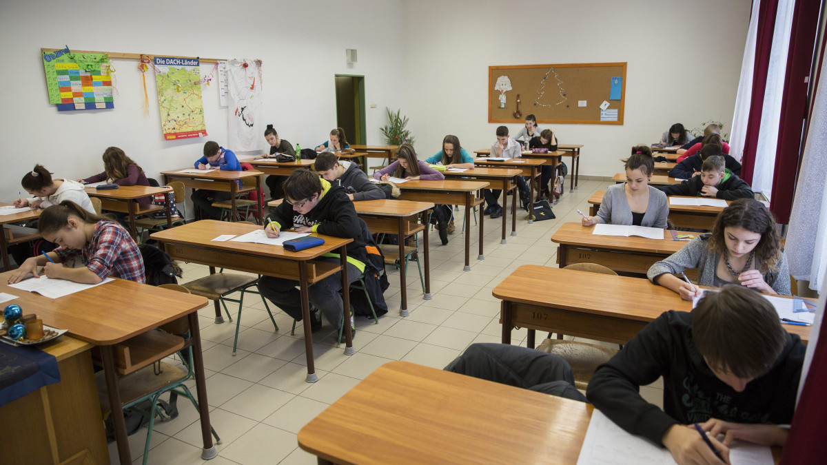 Diákok kitöltik a feladatlapokat a központi írásbeli felvételi vizsgán az Orosházi Táncsics Mihály Gimnázium, Szakközépiskola és Kollégiumban 2015. január 17-én. Ezen a napon 480 intézmény 499 vizsgahelyszínén tartják a középfokú iskolák központi írásbeli felvételi vizsgáit a 8 és a 6 évfolyamos gimnáziumokban, továbbá a 9. évfolyamra és az Arany János Tehetséggondozó Programba jelentkezők számára. Orosházán 260 fiatal ír felvételit.