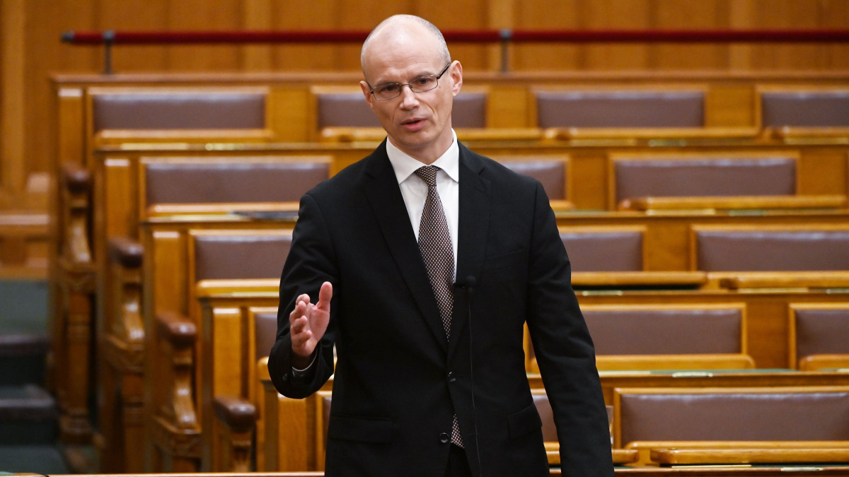 Banai Péter Benő, a Pénzügyminisztérium államháztartásért felelős államtitkára felszólal az Országgyűlés plenáris ülésén 2022. december 5-én.