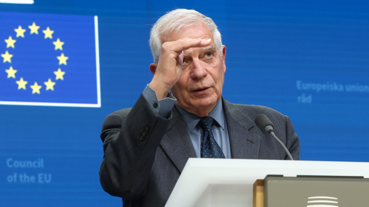 Josep Borrell, az Európai Unió kül- és biztonságpolitikai főképviselője sajtótájékoztatót tart az Európai Unió Külügyminiszteri Tanácsának ülése után Brüsszelben 2023. január 23-án.
