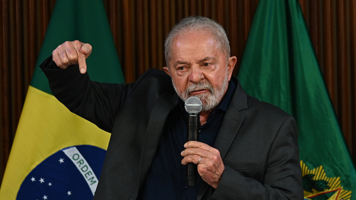Luiz Inácio Lula da Silva brazil elnök az államok kormányzóival és a legfelsőbb bíróság elnökével találkozik a brazíliavárosi elnöki hivatalban, a Planalto-palotában 2023. január 9-én, egy nappal az után, hogy Jair Bolsonaro korábbi brazil elnök támogatói megostromolták a hivatalt, továbbá a kongresszus és a legfelsőbb bíróság épületét. A volt elnök támogatói szerint Bolsonaro baloldali ellenfele, Lula da Silva csalással győzött a 2022. októberi elnökválasztáson.