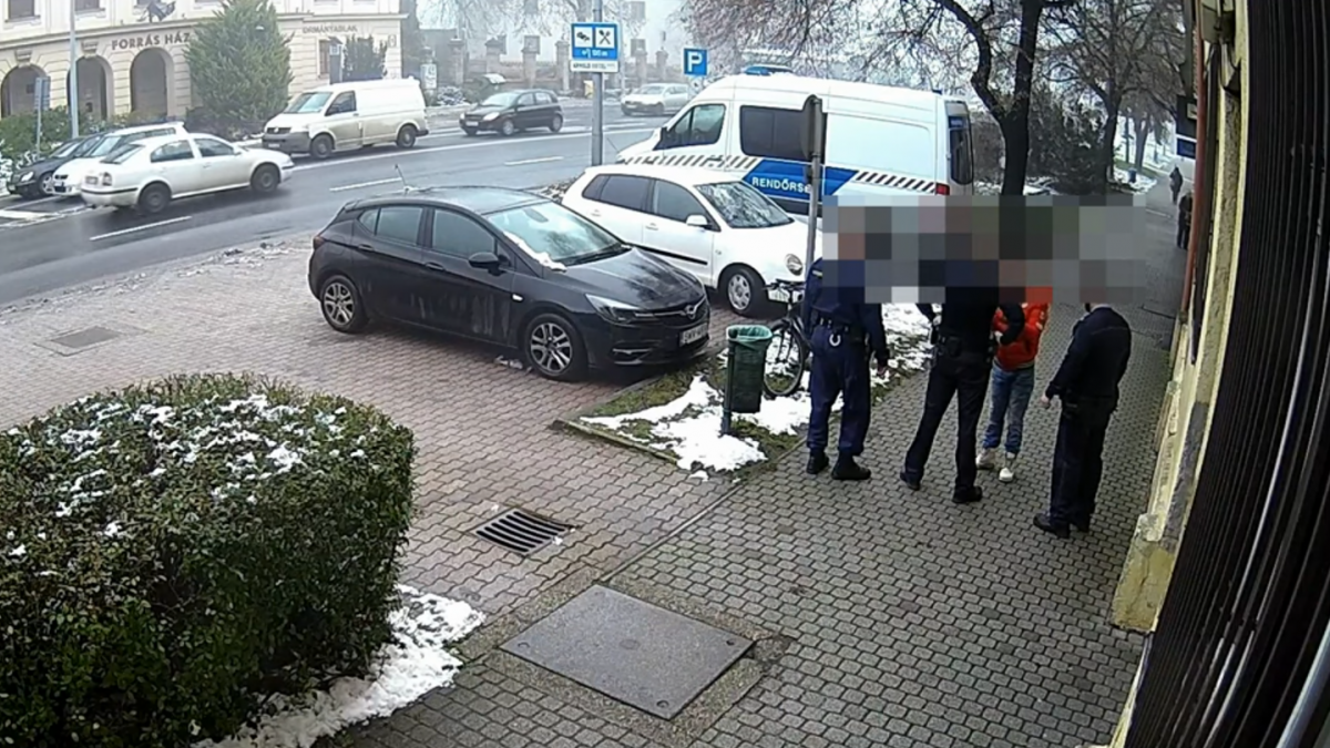 A zsaruk is meglepődtek azon, ami a tatabányai rendőrség előtt történt - videó