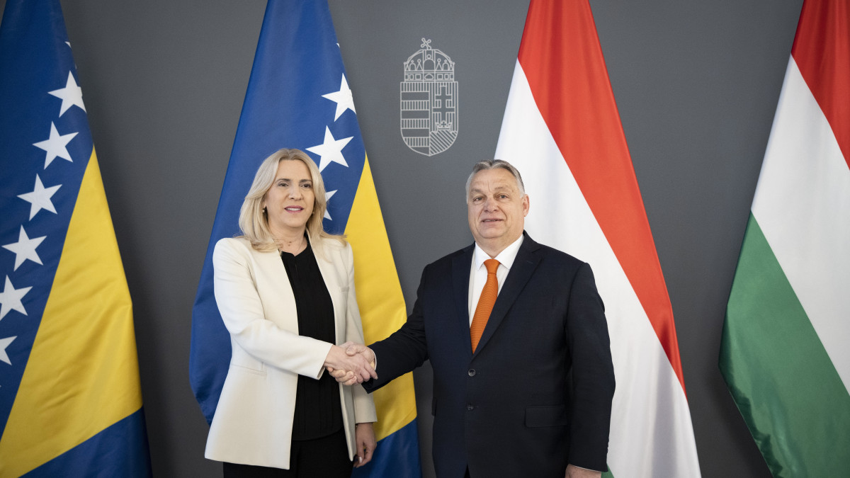 A Miniszterelnöki Sajtóiroda által közreadott képen Orbán Viktor miniszterelnök fogadja Zeljka Cvijanovicot, Bosznia-Hercegovina Államelnökségének soros elnökét a Karmelita kolostorban 2023. január 24-én.