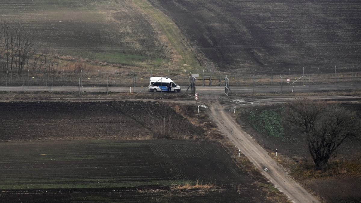 A magyar-szerb határt védő kerítés a Madarasnál 2018. november 29-én. A honvédség 72 órás készenlét-ellenőrzési gyakorlatot tart november 28. óta a déli határszakaszon, ezzel is támogatva a rendőrség munkáját.