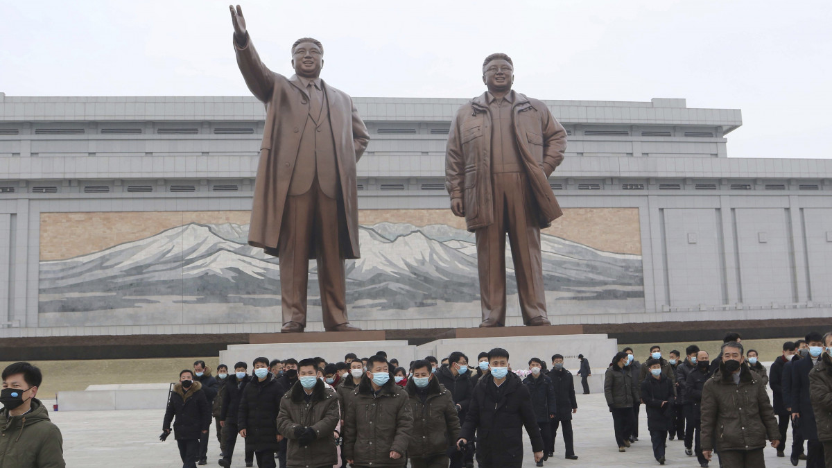 Kim Ir Szen és Kim Dzsong Il néhai észak-koreai vezetők emlékművét látogatják meg emberek a holdújév ünnepe alkalmából Phenjanban 2023. január 22-én. A kínai holdnaptár szerint január 22-én köszönt be az új év, amely az állatövek szerint jelölt 12 esztendő közül a nyúl éve lesz. A kínai újév, a holdújév a világ népességének több mint egynegyede számára az év legnagyobb ünnepe. Kínában, Dél-Koreában és Kelet-Ázsia több más országában is megünneplik.