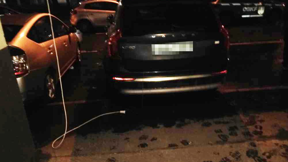 Panelje ablakából kilógatott kábellel töltötte elektromos autóját egy óbudai kocsitulajdonos