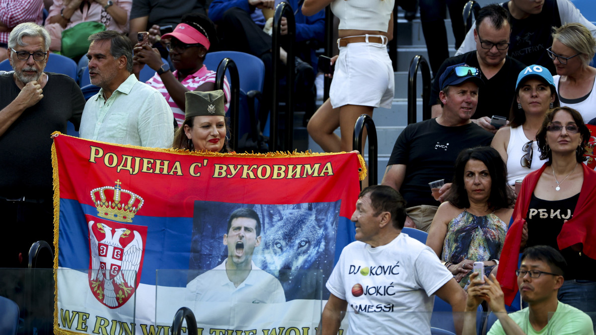 A melbourni tornán kilencszeres bajnok szerb Novak Djokovicot ábrázoló zászlót tart egy szurkoló az orosz Andrej Rublev elleni mérkőzésen az ausztrál nemzetközi teniszbajnokság férfi egyesének negyeddöntőjében Melbourne-ben 2023. január 25-én.