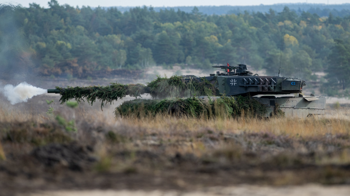 HODENHAGEN, GERMANY - OCTOBER 17: Leopard 2 main battle tank of the German armed forces fires during a demonstration for Chancellor Olaf Scholz at the Bundeswehr army training center in Ostenholz on October 17, 2022 near Hodenhagen, Germany. Scholz has vowed to modernize Germanys armed forces with a special EUR 100 billion budget following Russias military invasion of Ukraine. (Photo by David Hecker/Getty Images)