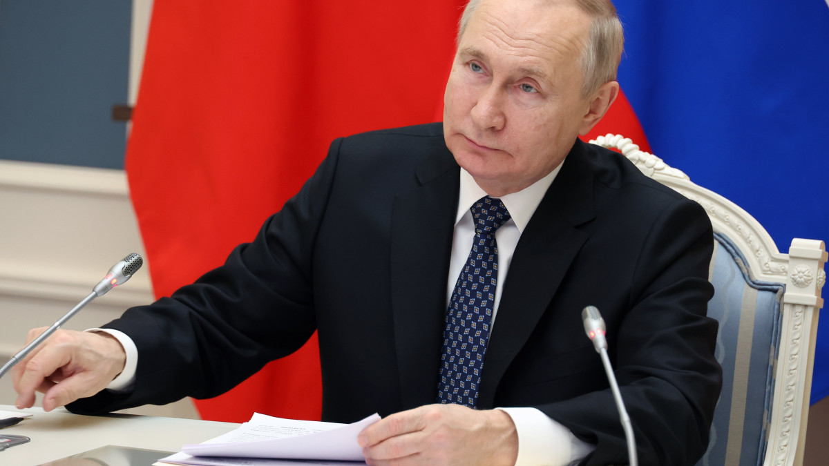 Vlagyimir Putyin orosz elnök videókapcsolaton keresztül megbeszélést folytat Hszi Csin-ping kínai államfővel a moszkvai Kremlben 2022. december 30-án.