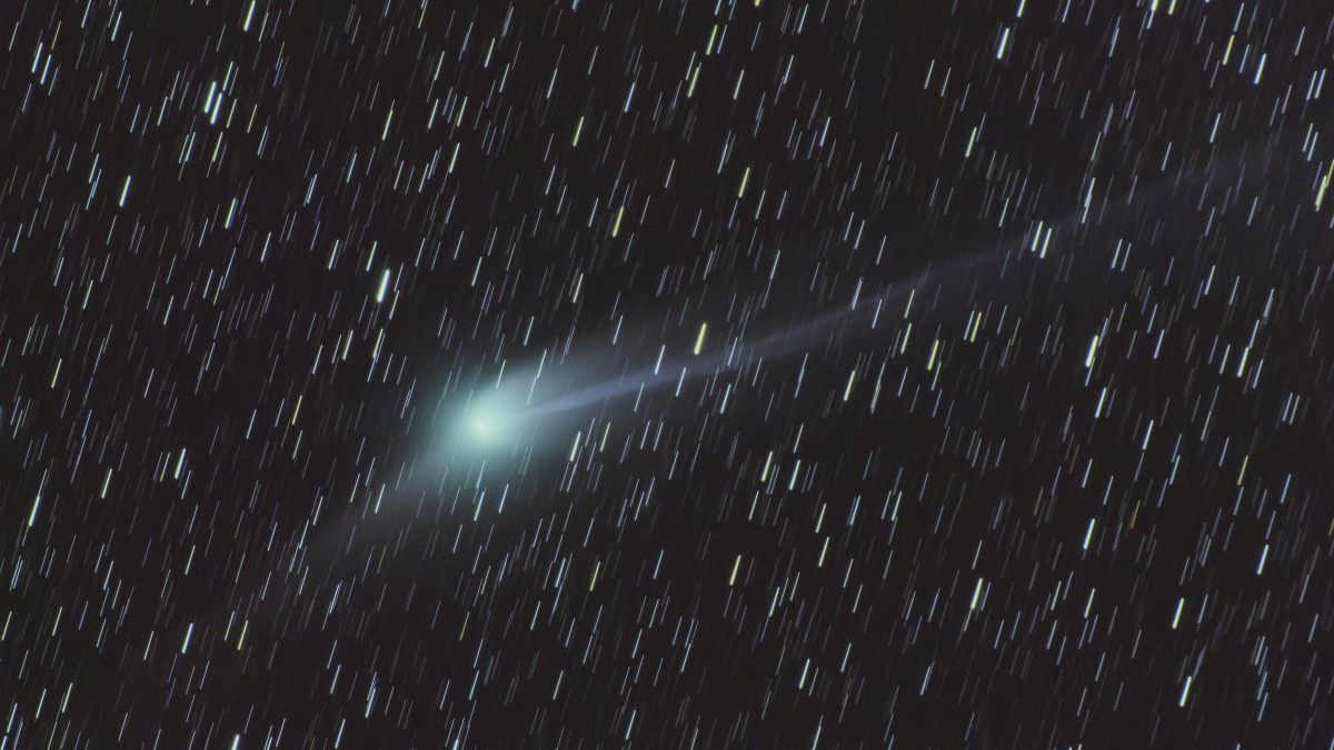 A több fotóból számítógéppel összeállított felvételen a C/2022 E3 (ZTF) kódjelű üstökös Salgótarjánból fotózva 2023. január 25-én. A hosszú expozíciós idővel készült felvételen a csillagok fényes szakaszként láthatóak az üstökös mozgása miatt.