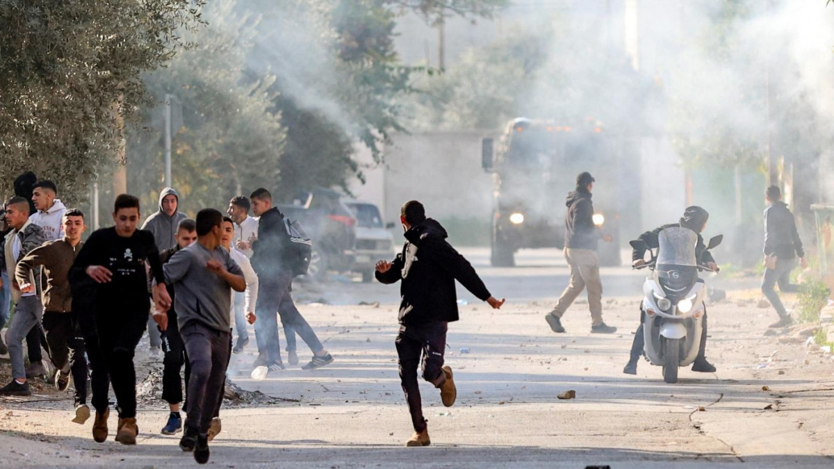 Palesztinok és az izraeli hadsereg összecsapása Dzseninben. Forrás: Twitter/ Middle East Eye