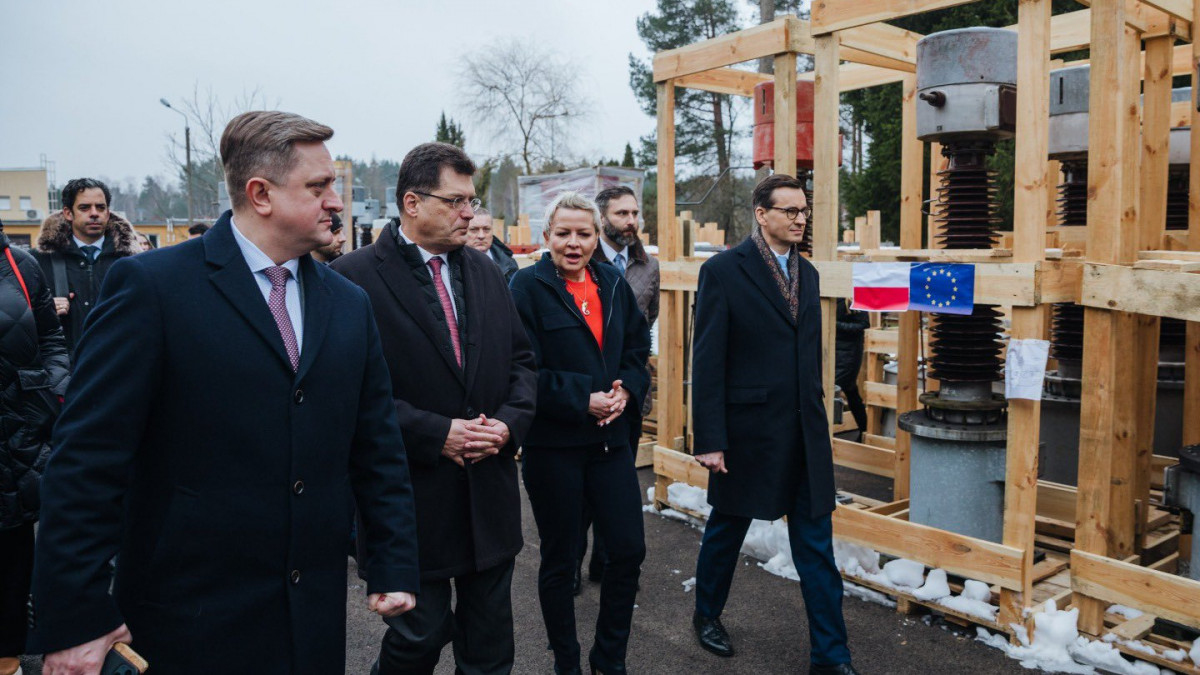 Komorowo, új logisztikai központot adott át Mateusz Morawiecki lengyel kormányfő és Janez Lenarcic, az Európai Unió (EU) válságkezelésért felelős biztosa. Forrás: Twitter/Kancelaria Premiera