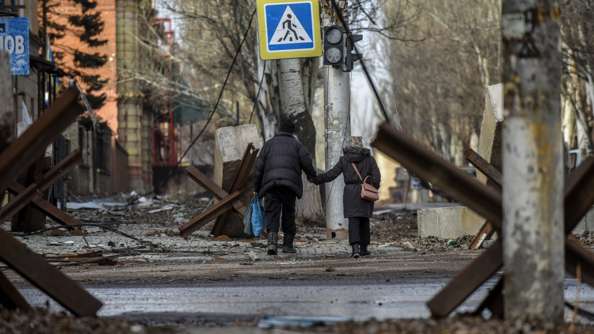 Járókelők harckocsiakadályok között, Bahmutban 2023. január 20-án. Az orosz erők ostroma miatt az ukrán hatóságok a kelet-ukrajnai Donyecki területen fekvő város kiürítésére szólították fel a lakosságot, ennek ellenére mintegy nyolcezren az otthonmaradást választották. A városban megszűnt a villany-, a gáz-, a vízszolgáltatás és a távfűtés.