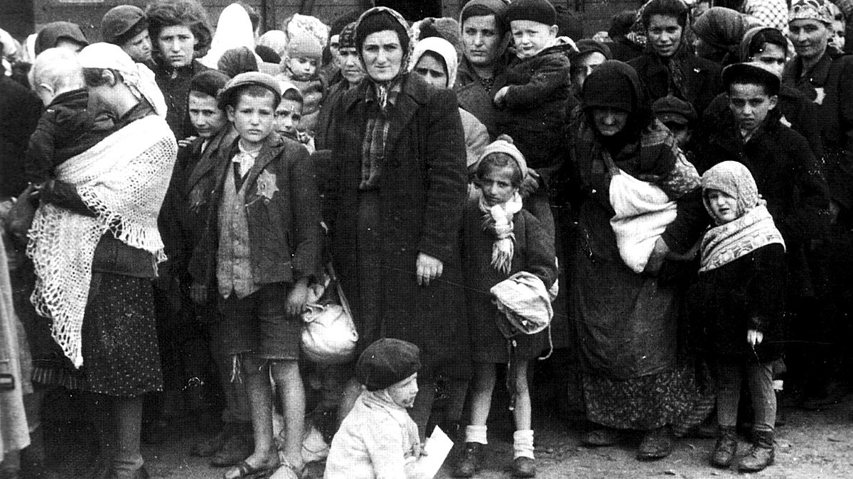 Elhurcolt zsidók a vasútállomáson. Forrás: Wikipédia