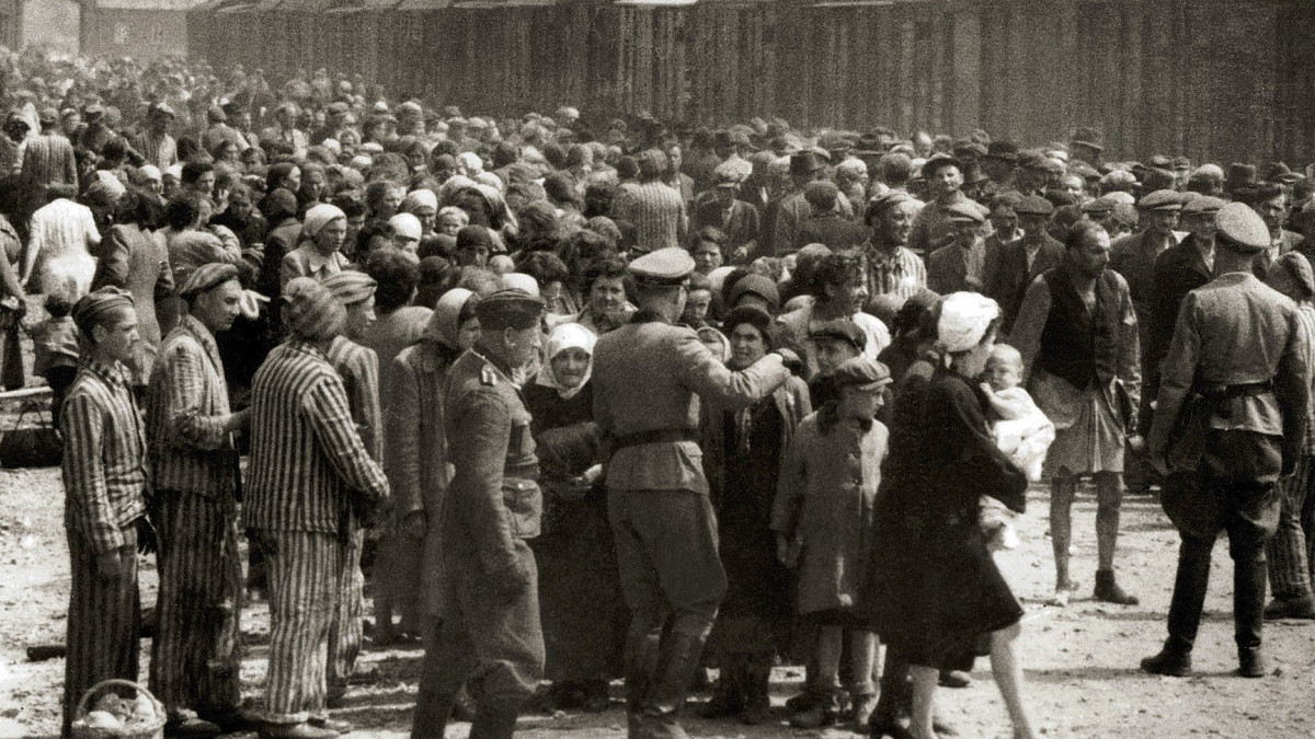 Magyar zsidók az auschwitzi haláltábora érkezés után. Forrás: Wikipédia