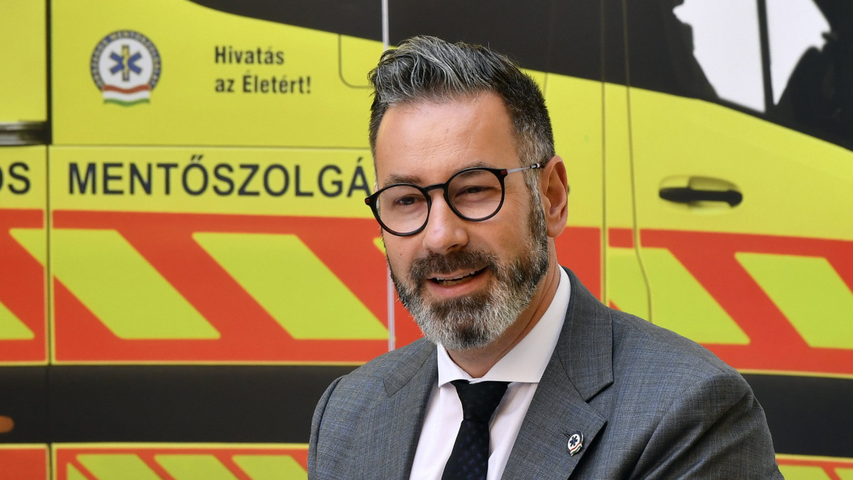 Csató Gábor, az Országos Mentőszolgálat (OMSZ) főigazgatója az új Volkswagen típusú mentőautók átadásán, a szolgálat Markó utcai székházának udvarán 2021. július 27-én. Húsz új mentőautó érkezett kedden az Országos Mentőszolgálathoz, további 42 járművet a napokban kapnak meg, ezzel a mentőautók átlagéletkora 4,8 évre csökken.
