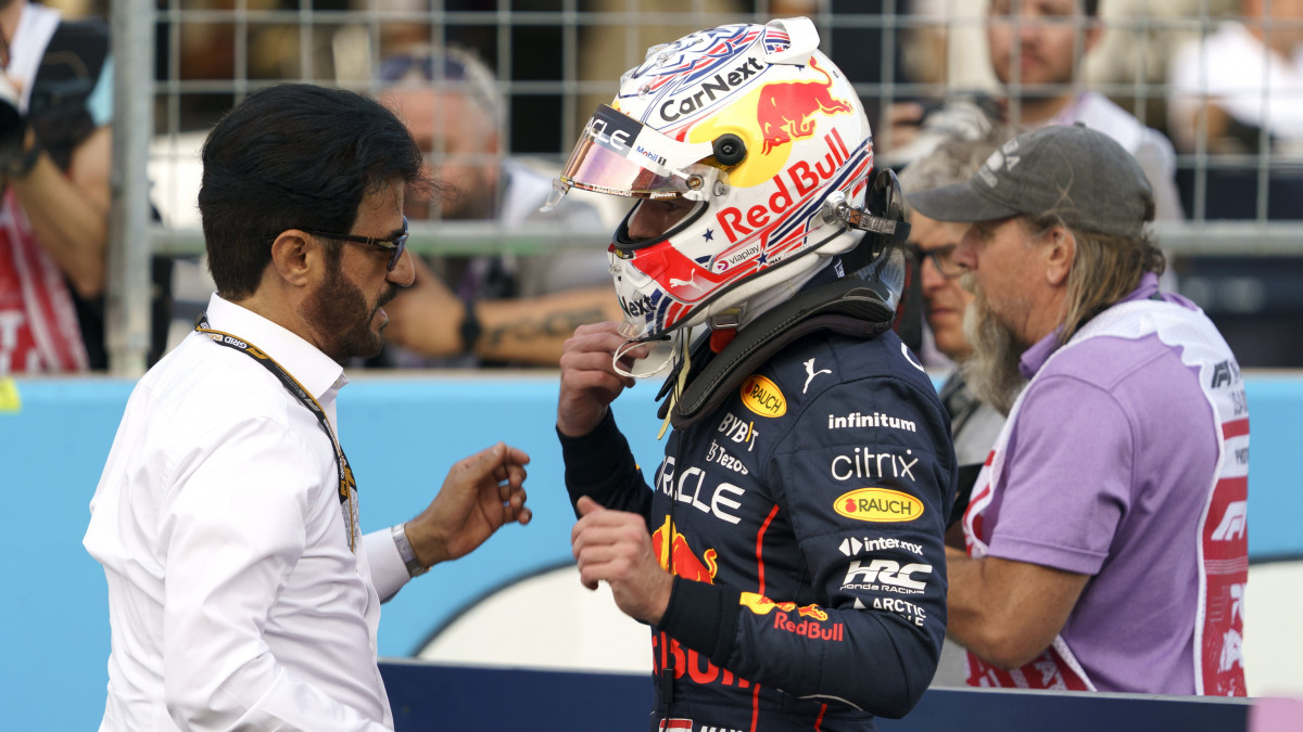 Mohammed bin Szulajem, a Nemzetközi Automobil Szövetség (FIA) elnöke (b) és Max Verstappen, a Red Bull holland versenyzője szót vált a Forma-1-es autós gyorsasági világbajnokság austini futamának, az Egyesült Államok Nagydíjának időmérő edzésén a Circuit of The Americas versenypályán 2022. október 22-én. A futamot október 23-án rendezik.