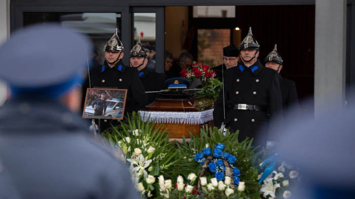 A belügyminiszter is elment a meggyilkolt rendőr temetésére - videó, képek