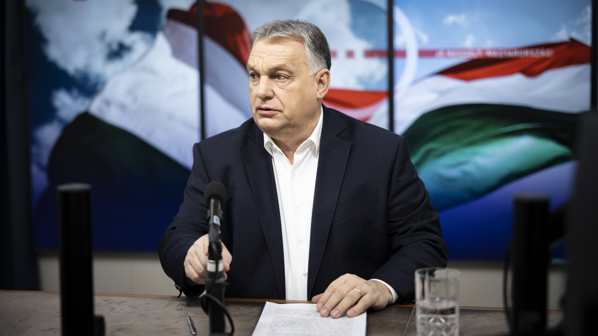 A Miniszterelnöki Sajtóiroda által közreadott képen Orbán Viktor kormányfő interjút ad a Jó reggelt, Magyarország! című műsorban a Kossuth Rádió stúdiójában 2023. január 13-án.