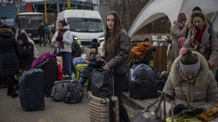 Tízezren lépték át az ukrán határt csütörtökön a háború elől menekülve
