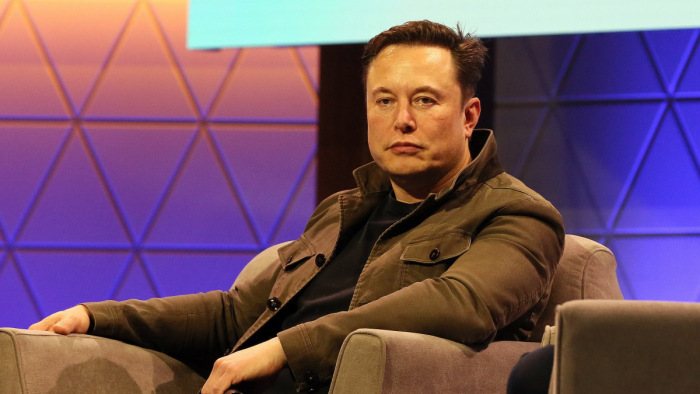 Elon Musknak fáj a Twittert irányítani - de egyébként is a kutyája csinálja