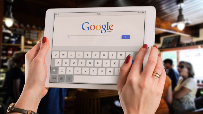 Változtat a Google: egyértelműbb tájékoztatást ígért a felhasználóknak