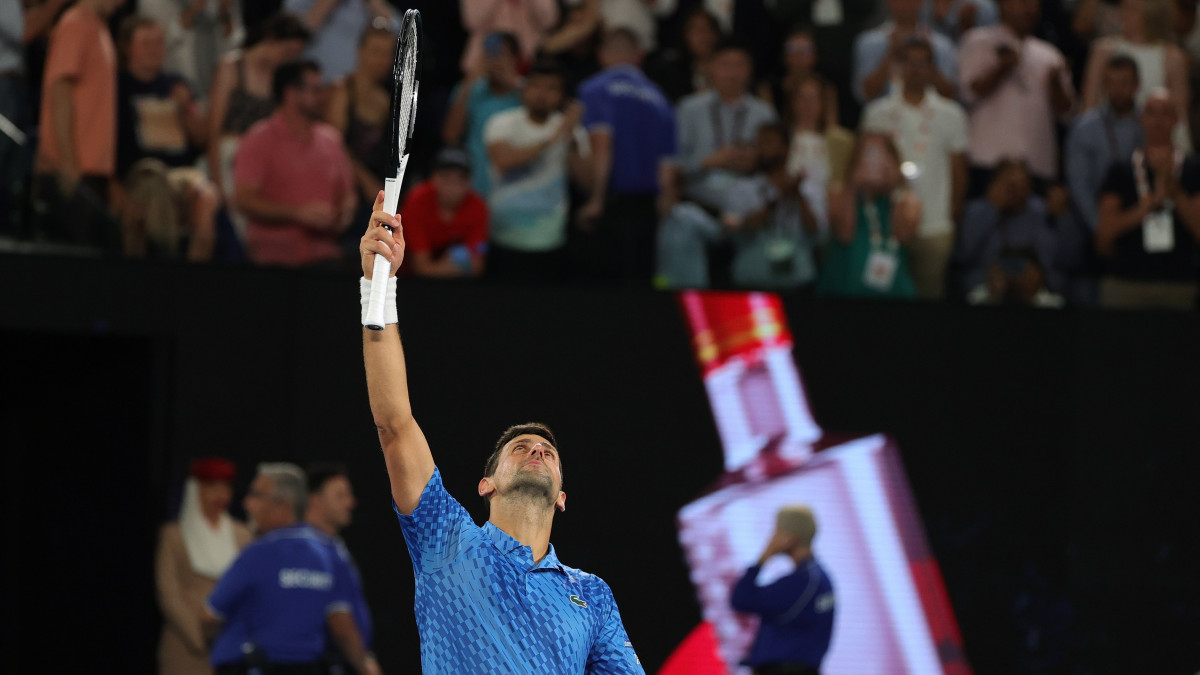 A szerb Novak Djokovic ünnepel, miután 7:5, 6:1, 6:2 arányban győzött az amerikai Tommy Paul ellen az ausztrál nemzetközi teniszbajnokság férfi egyesének elődöntőjében Melbourne-ben 2023. január 27-én.