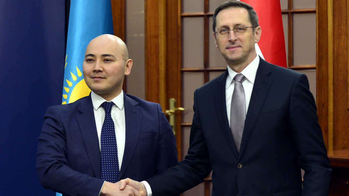 Alibek Kuantyrov kazah nemzetgazdasági miniszter (b) és Varga Mihály pénzügyminiszter kezet fog a Magyar-Kazah Gazdasági Együttműködési Kormányközi Bizottság plenáris ülése után Budapesten, a minisztériumban 2023. január 27-én.