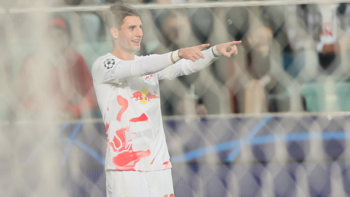 Szoboszlai Dominik, az RB Leipzig játékosa, miután gólt szerzett a labdarúgó Bajnokok Ligájának csoportkörében, az F csoport hatodik fordulójában játszott Sahtar Donyeck-RB Leipzig mérkőzésen Varsóban 2022. november 2-án.