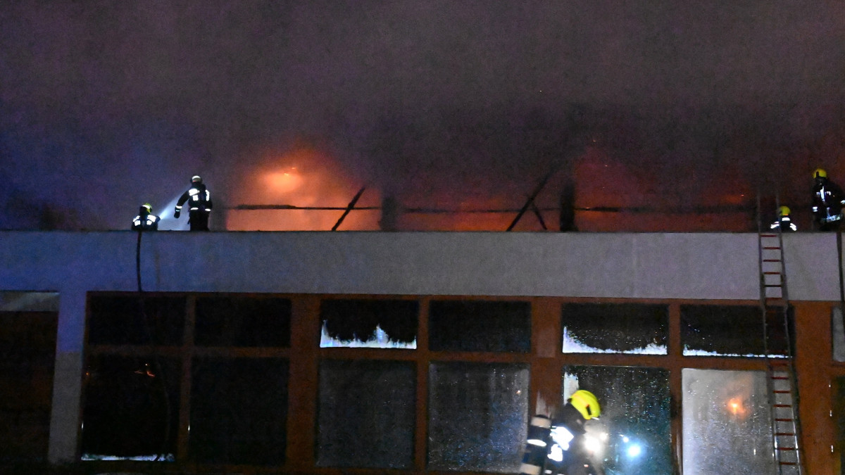 Tűzoltók dolgoznak egy uszoda kigyulladt tetőszerkezetének oltásán Budapesten, a XVI. kerületben 2023. január 28-án. A 2200 négyzetméteres uszoda tetőszerkezete 300 négyzetméteren lángolt.