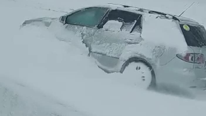 Autókat temetett maga alá a hófúvás Romániában - videó