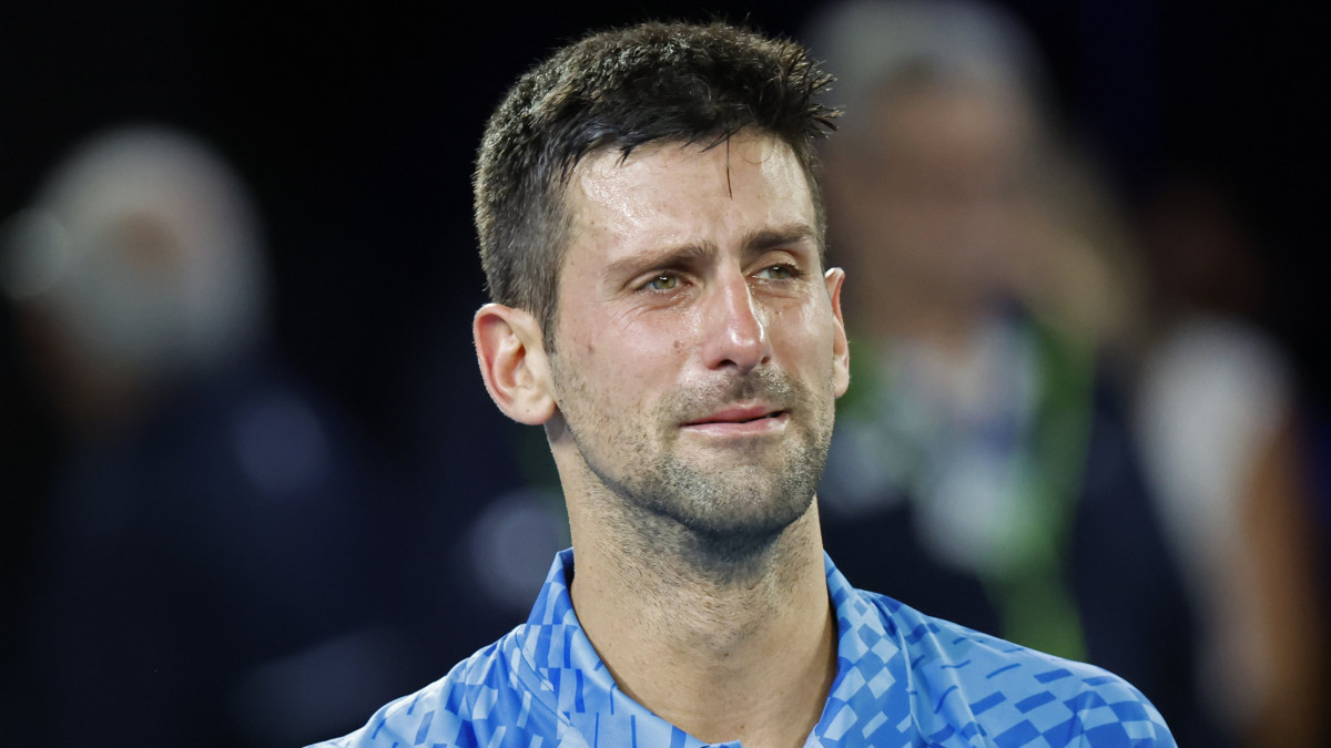 A szerb Novak Djokovic ünnepel, miután három szettben legyőzte a görög Sztefanosz Cicipaszt az ausztrál nemzetközi teniszbajnokság férfi egyesének döntőjében Melbourne-ben 2023. január 29-én. Djokovic 22. Grand Slam-trófeájával utolérte az örökrangsor élén Rafael Nadalt, és január 30-tól újra világelső lesz.