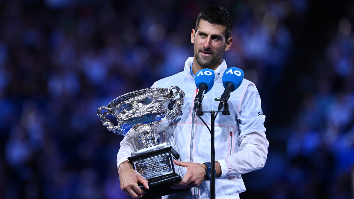 A szerb Novak Djokovic a trófeával ünnepel, miután három szettben legyőzte a görög Sztefanosz Cicipaszt az ausztrál nemzetközi teniszbajnokság férfi egyesének döntőjében Melbourne-ben 2023. január 29-én. Djokovic 22. Grand Slam-trófeájával utolérte az örökrangsor élén Rafael Nadalt, és január 30-tól újra világelső lesz.