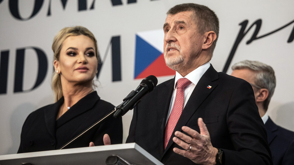 Az államfői posztra pályázó Andrej Babis volt kormányfő sajtóértekezletet tart a felesége, Monika Babisová társaságában a cseh elnökválasztás második fordulójának második napján, 2023. január 28-án Prágában. A 70 százalékot meghaladó, rekordszámú részvétellel zajló választást Petr Pavel nyugalmazott tábornok, a NATO Katonai Bizottságának volt elnöke, független elnökjelölt nyerte, aki a voksok 58,3 százalékát kapta, míg Babis 41,68 százalékot. Pavel mintegy 3,4 millió szavazatot kapott, Babis egymillióval kevesebbet.