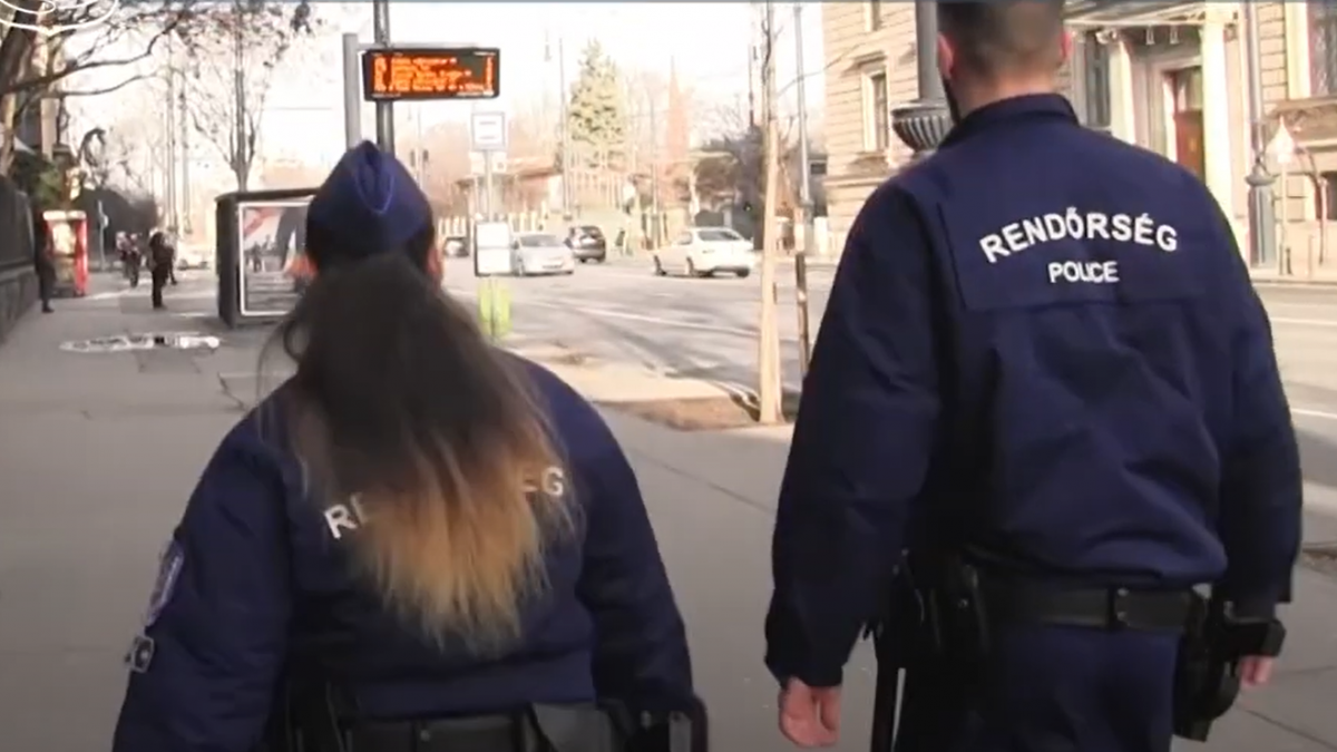 A 75-ös trolin razziáztak a rendőrök, italozókat fogtak meg - videó