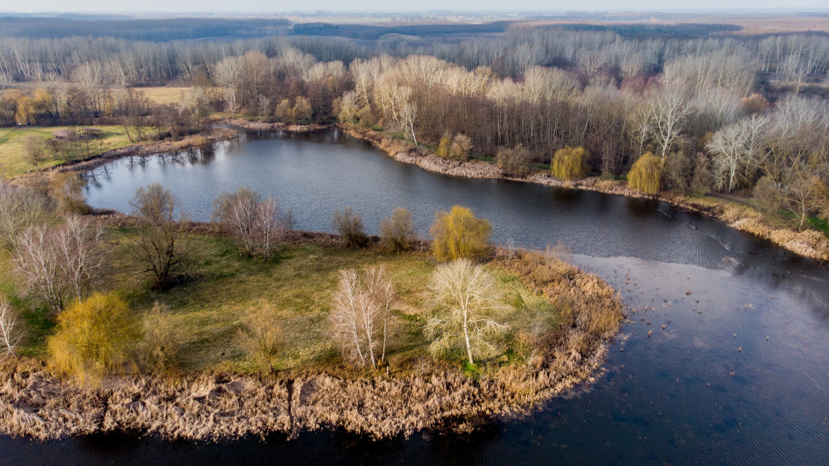 A drónnal készült képen a Vekeri-tó Debrecen közelében 2023. január 30-án. Az elmúlt időszak csapadékos időjárásának következtében újra van víz a tavaly nyáron az aszály miatt teljesen kiszáradt tóban.