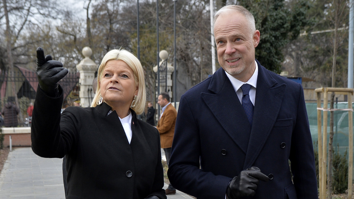 Szalay-Bobrovniczky Kristóf honvédelmi miniszter (j) és Klaudia Tanner osztrák védelmi miniszter (b) érkezik megbeszélésük helyszínére, a Róheim-villába Budapesten 2023. január 30-án.