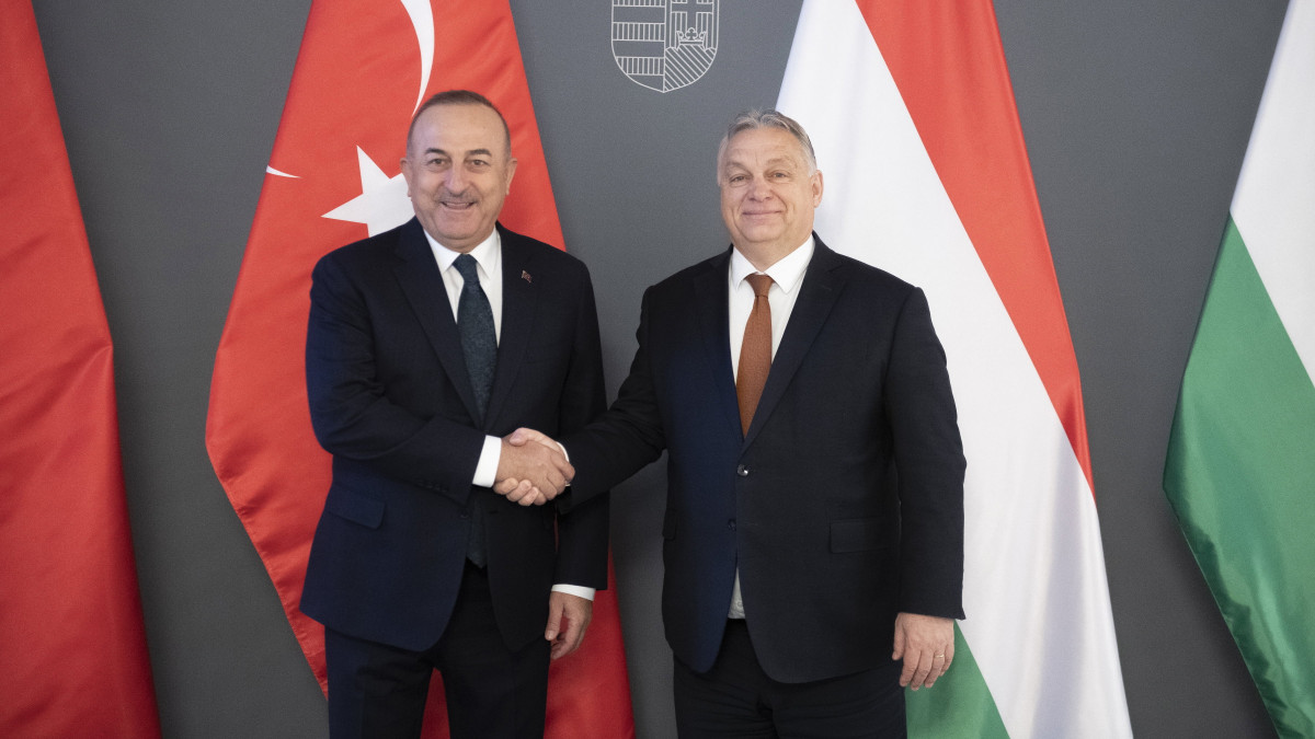A Miniszterelnöki Sajtóiroda által közreadott képen Orbán Viktor miniszterelnök (j) fogadja Mevlüt Cavusoglu török külügyminisztert a Karmelita kolostorban 2023. január 31-én.