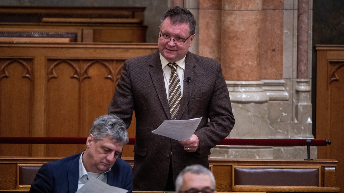 Kordás László, a DK képviselője kérdést tesz fel az Országgyűlés plenáris ülésén 2022. december 5-én.