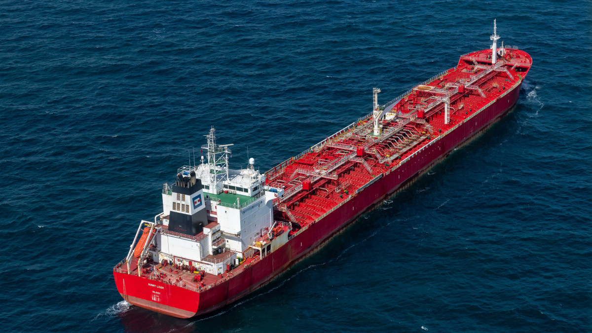 Légi felvétel a Sunny Liger teherszállító hajóról az Északi-tengeren, a hollandiai Ijmuiden partjainál 2022. április 30-án. Az orosz olajat szállító hajót biztonsági okokból nem engedik kikötni az amszterdami kikötőben.