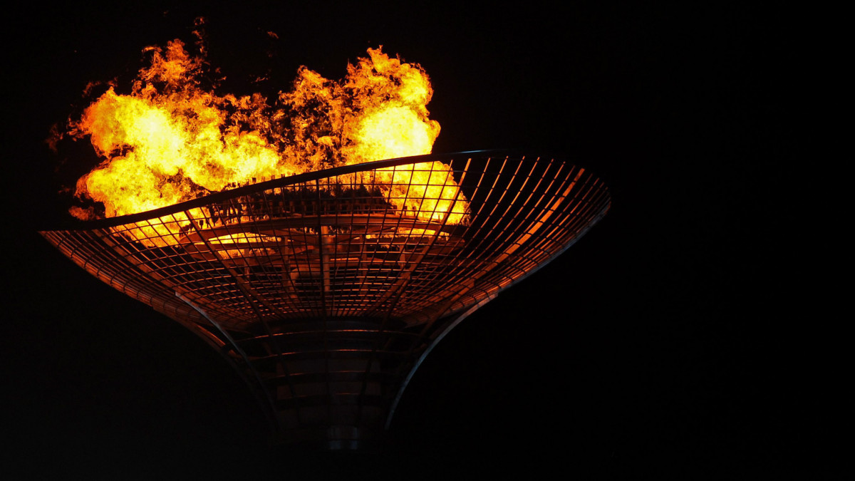 Az olimpiai láng a Magyar Olimpiai Bizottság (MOB) által közreadott képen a kínai Nankingban rendezett ifjúsági olimpia nyitóünnepségén 2014. augusztus 16-án.